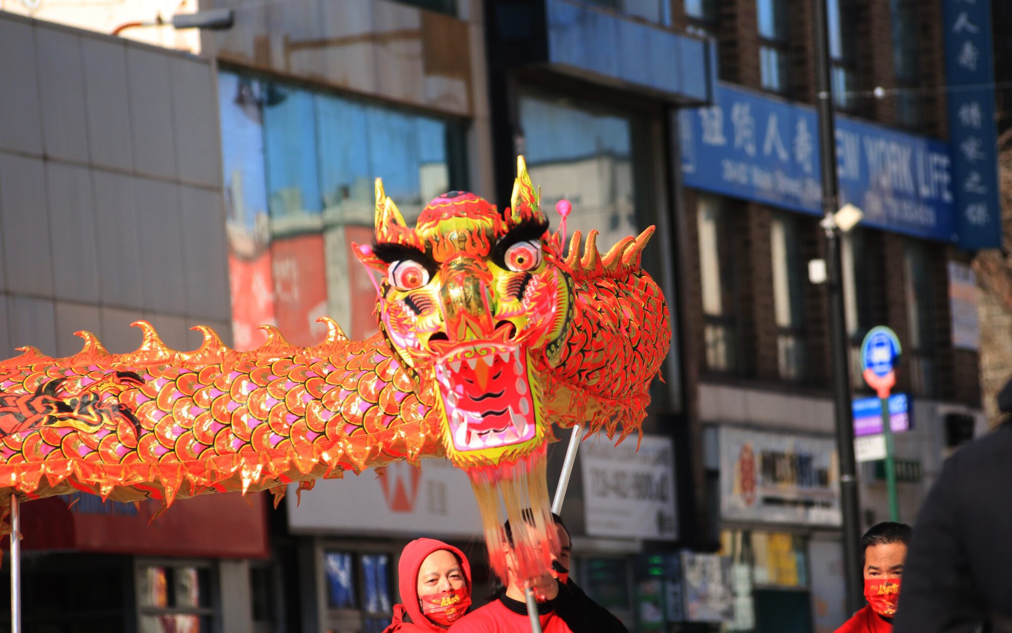 Dragone retto da un figurante, con ai lati altri due, durante il Carnevale cinese