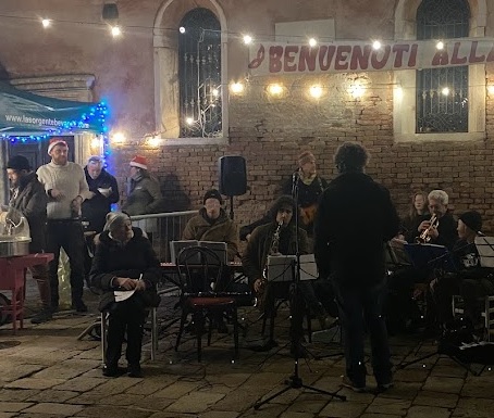 Festa con luci e un'orchestrina all'aperto, di sera