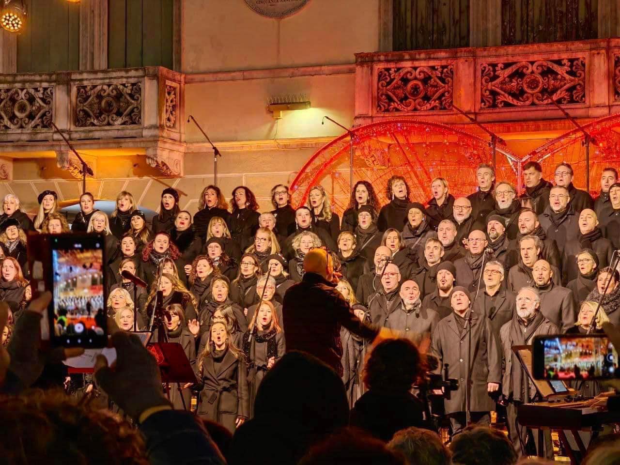 Coro in concerto all'aperto di sera