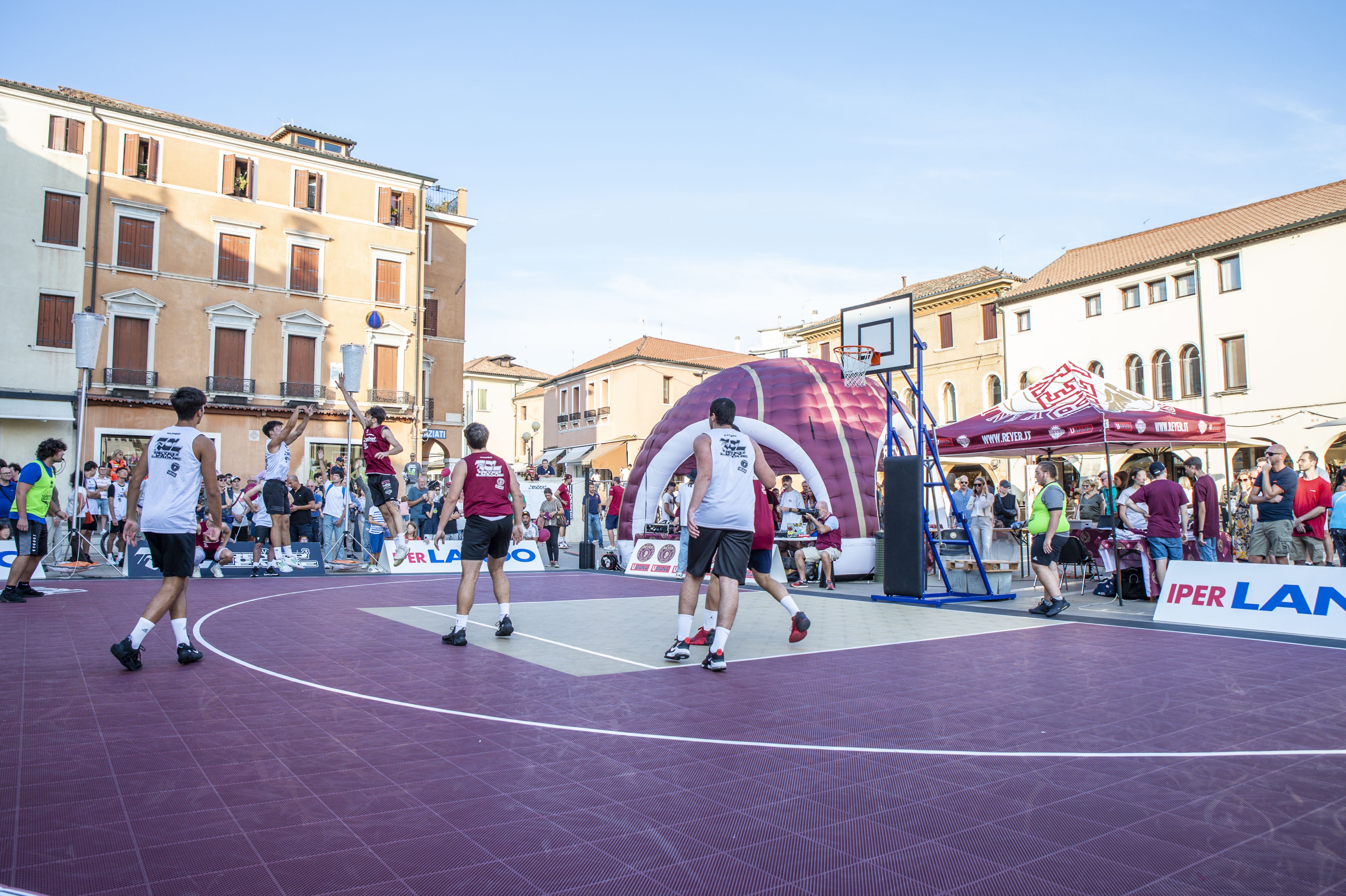 Momento di una partita di basket 3x3 in una piazza cittadina