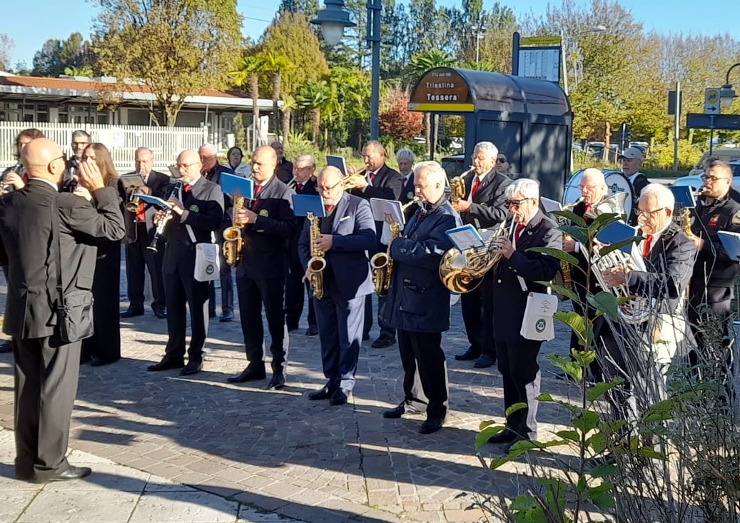 Banda musicale di esibisce all'aperto, in un piazzale