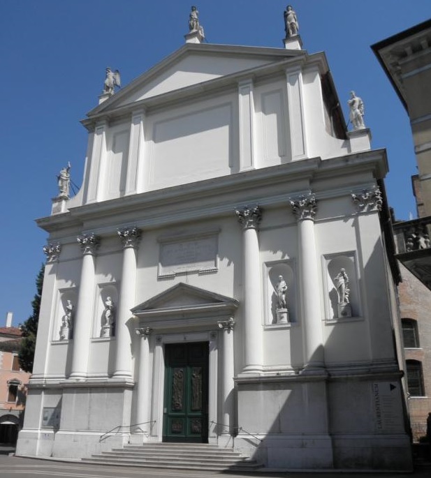 Facciata di chiesa (duomo di Mestre) con due ordini di lesene e quattro nicchie con una statua ciascuna al loro interno