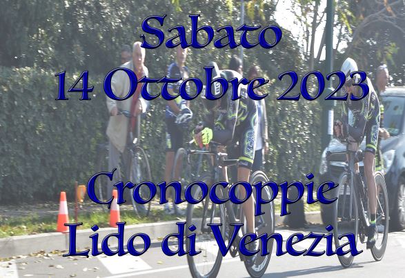 Titolo e data dell'evento su fondo di una foto che ritrae un ciclista in gara