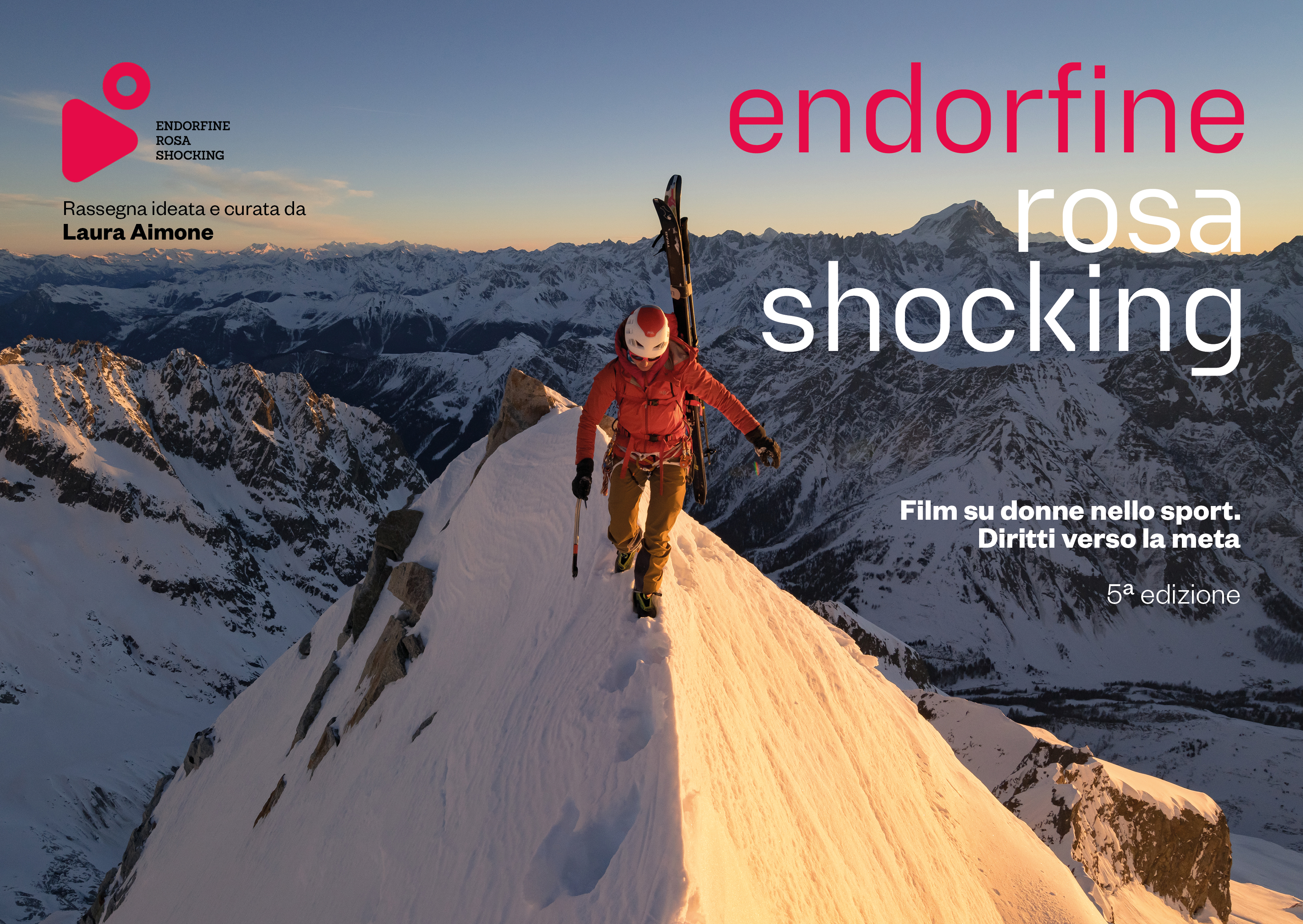 Foto di un'alpinista che cammina sci in spalla su una cresta innevata. Attorno scritte con titolo e riferimenti dell'evento