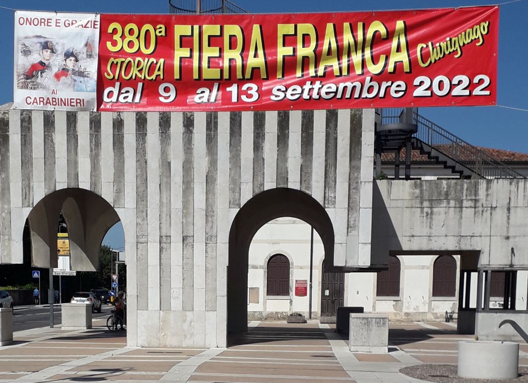 Striscione con indicazioni sulla Fiera Franca 2022 appeso sopra struttura urbana