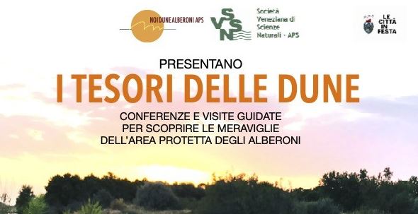 Composizione grafica: titolo "I tesori delle dune" sopra a foto di dune e vegetazione del Lido di Venezia al tramonto