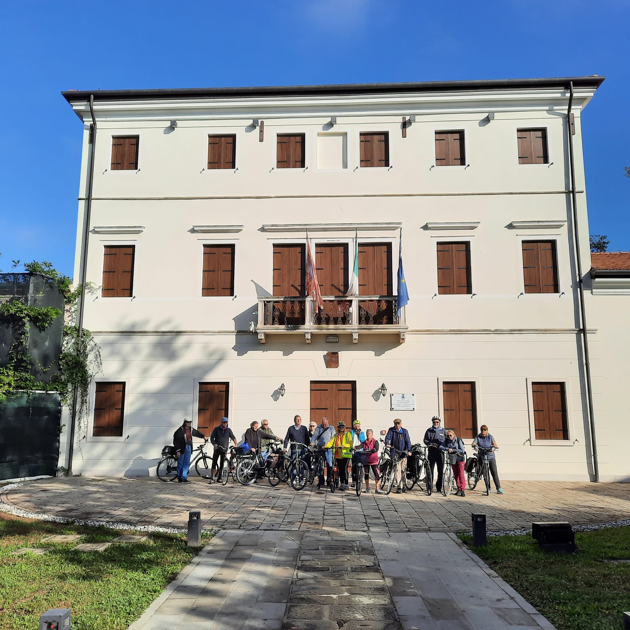 Gruppo di ciclisti in posa davanti a una villa veneta