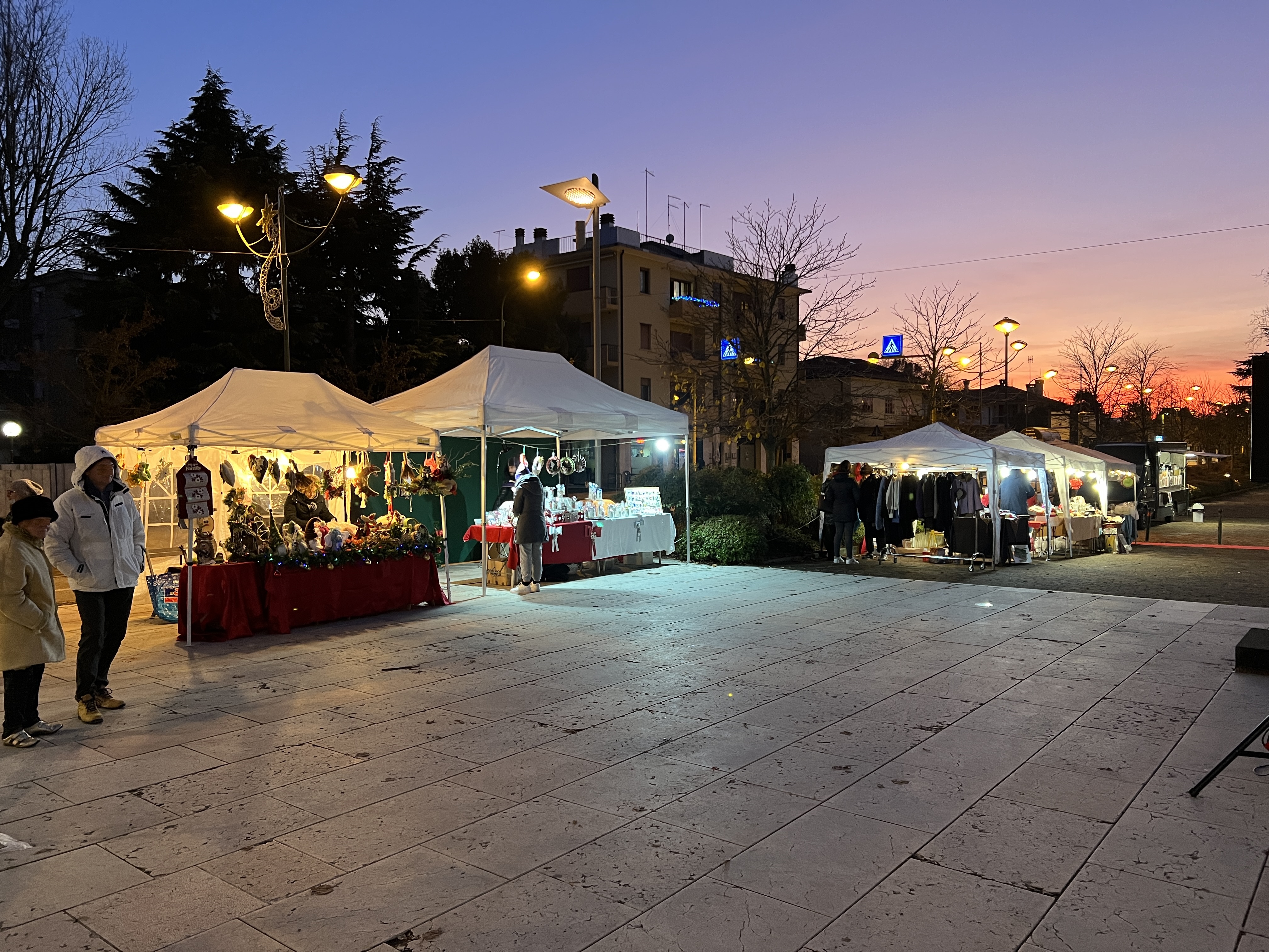 Gazebo di un mercatino allestiti attorno a un piazzale