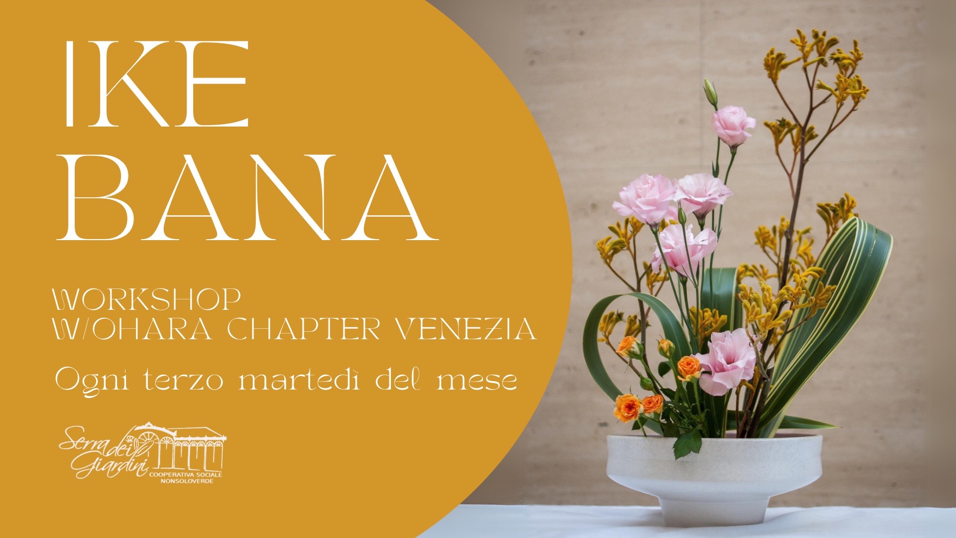 Grafica: a sx, titolo dell'evento e informazioni; a dx, vaso di fiori realizzato con la tecnica dell'Ikebana