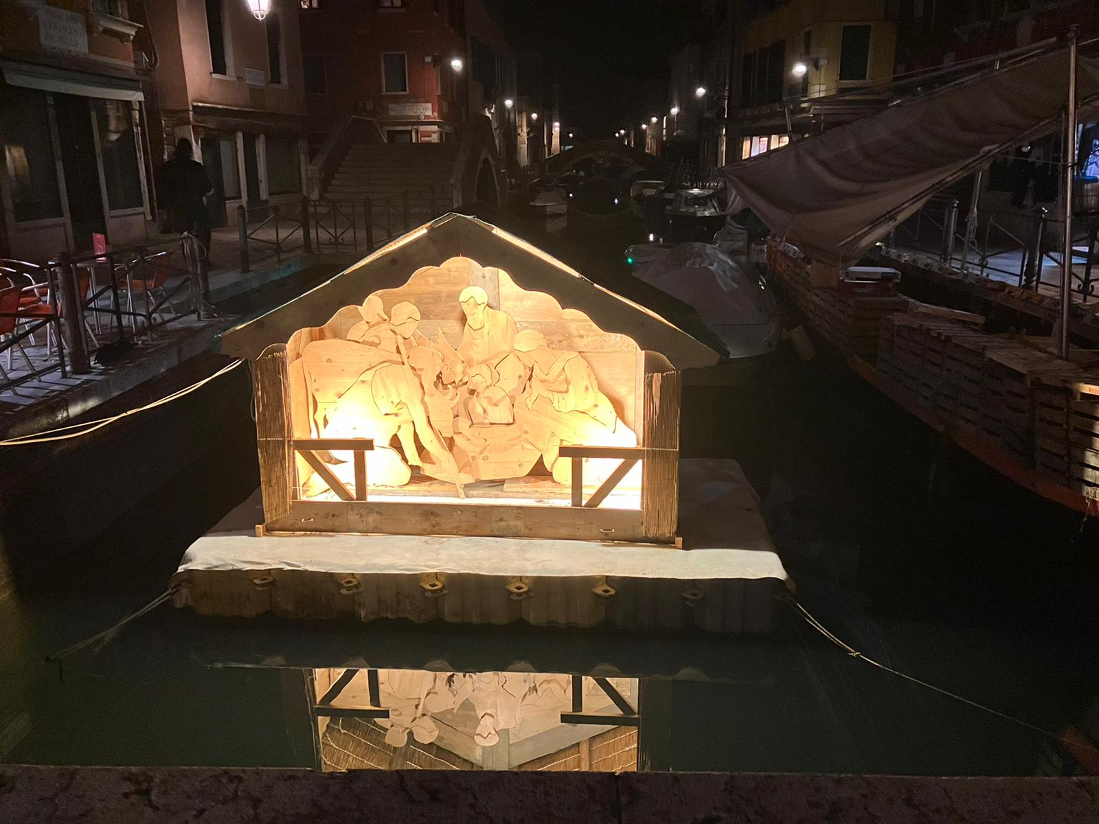 Capanna di presepe su piattaforma galleggiante