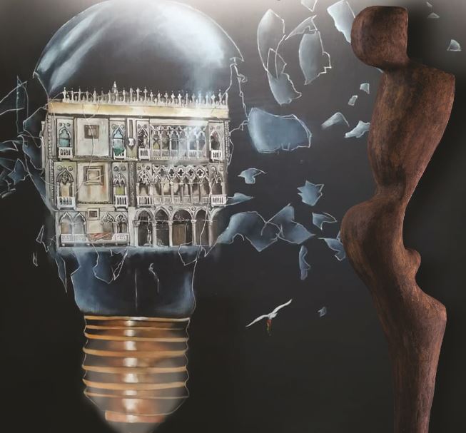 Composizione grafica: a sx dipinto con palazzo veneziano iscritto in una lampadina; a dx scultura dalle linee antropomorfe
