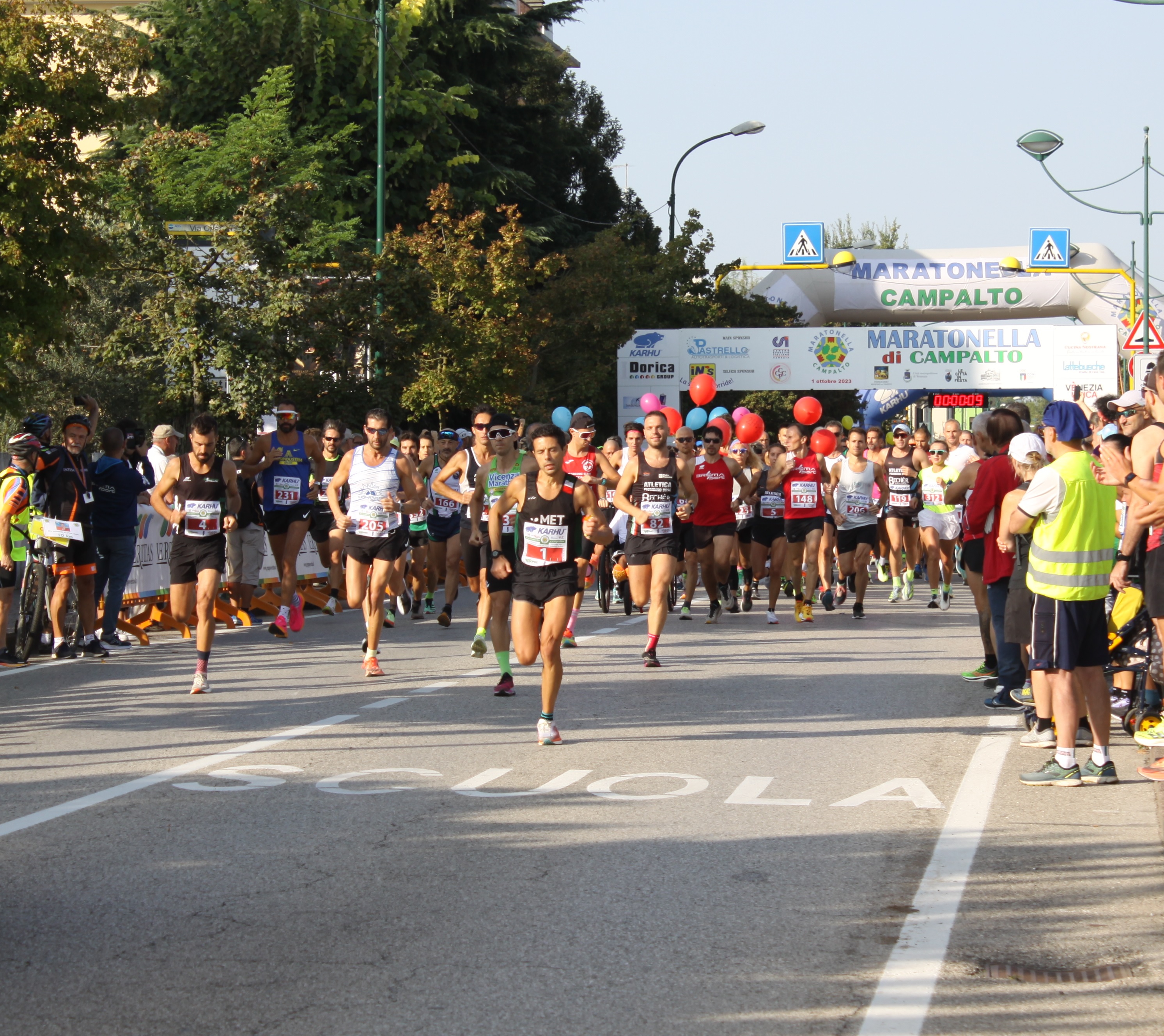 Partenza di gara podistica. Dietro i corridori, si vede uno striscione con scritto "Maratonella di Campalto"