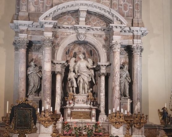 Altare laterale di una chiesa raffigurante San Raffaele Arcangelo