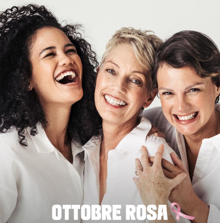 Tre donne sorridenti in primo piano