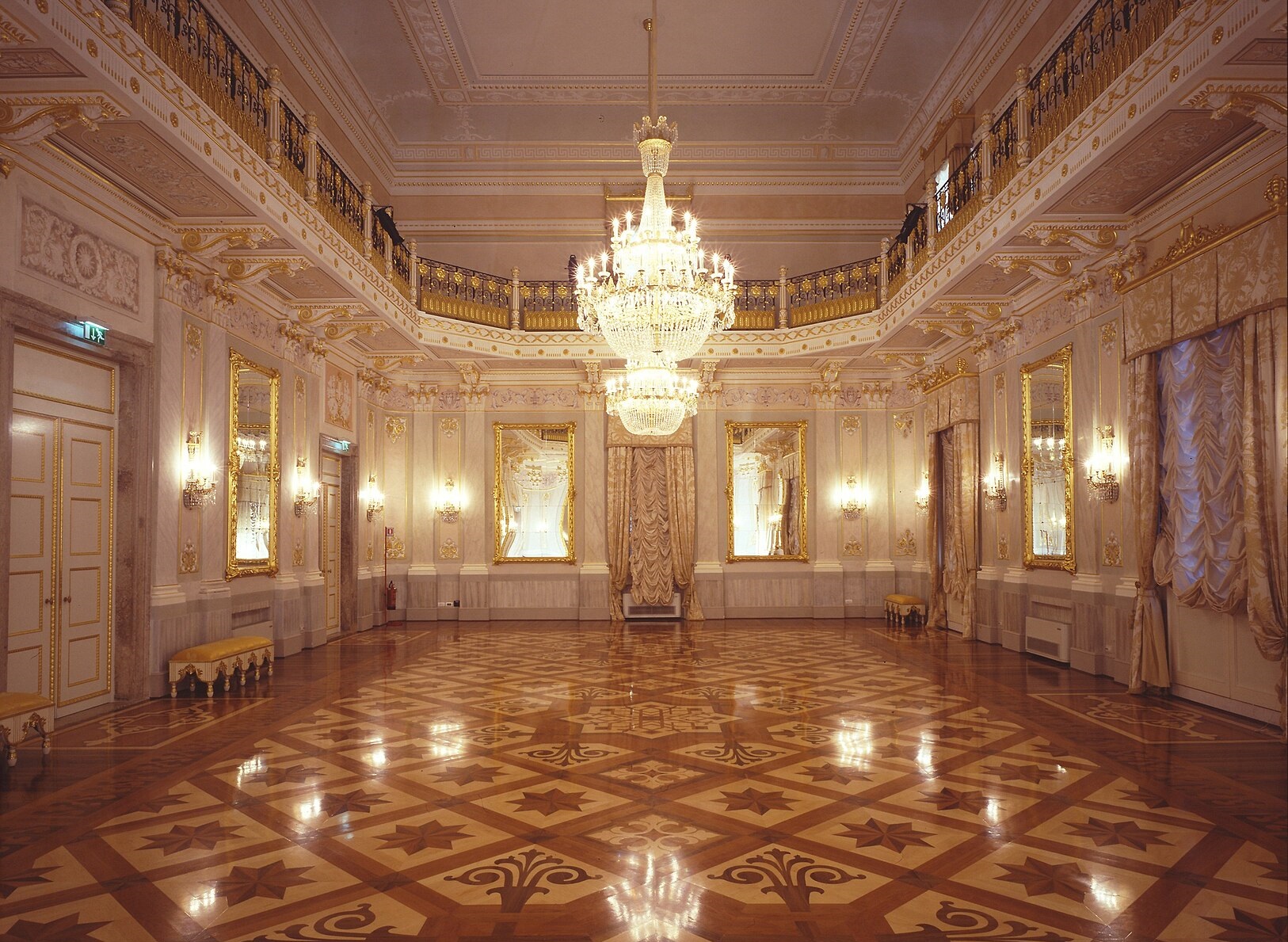 Salone decorato in stile rococò con un grande lampadario al centro del soffitto