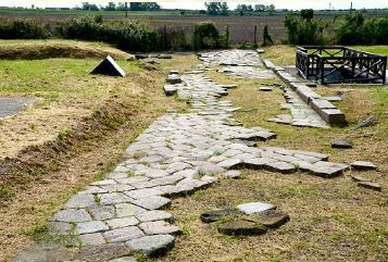Resti di strada romana circondati da prato
