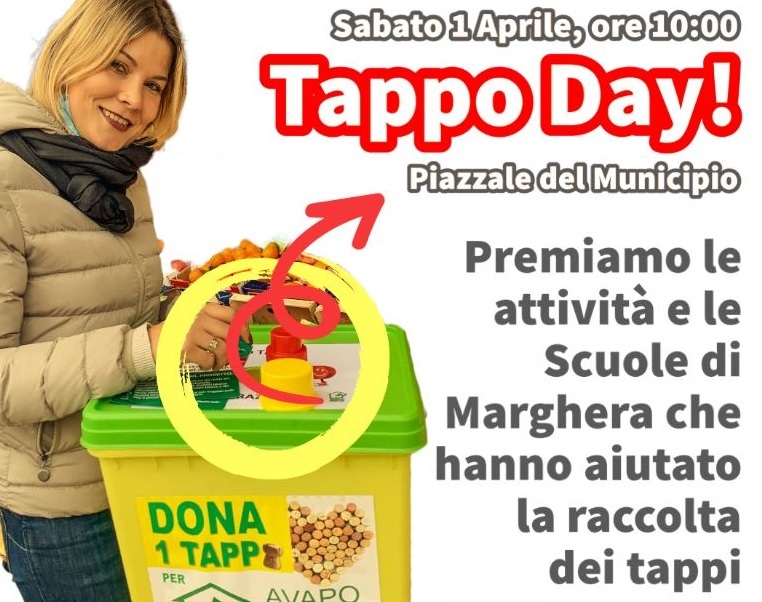 A sx una donna regge un bidone per la raccolta di tappi; a dx titolo e descrizione dell'evento