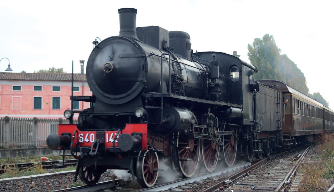 Foto di un treno con locomotiva a vapore, visto di fronte di tre quarti