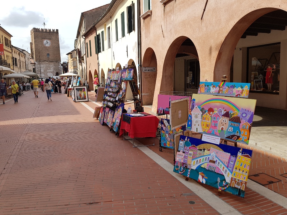 Quadri esposti all'aperto in una via del centro di Mestre