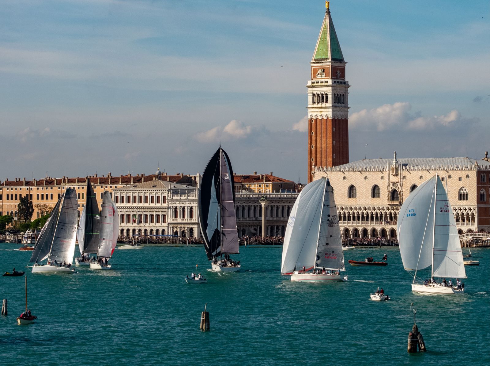 Barche a vela in bacino San Marco (Venezia), con palazzo ducale e campanile di San Marco sullo sfondo