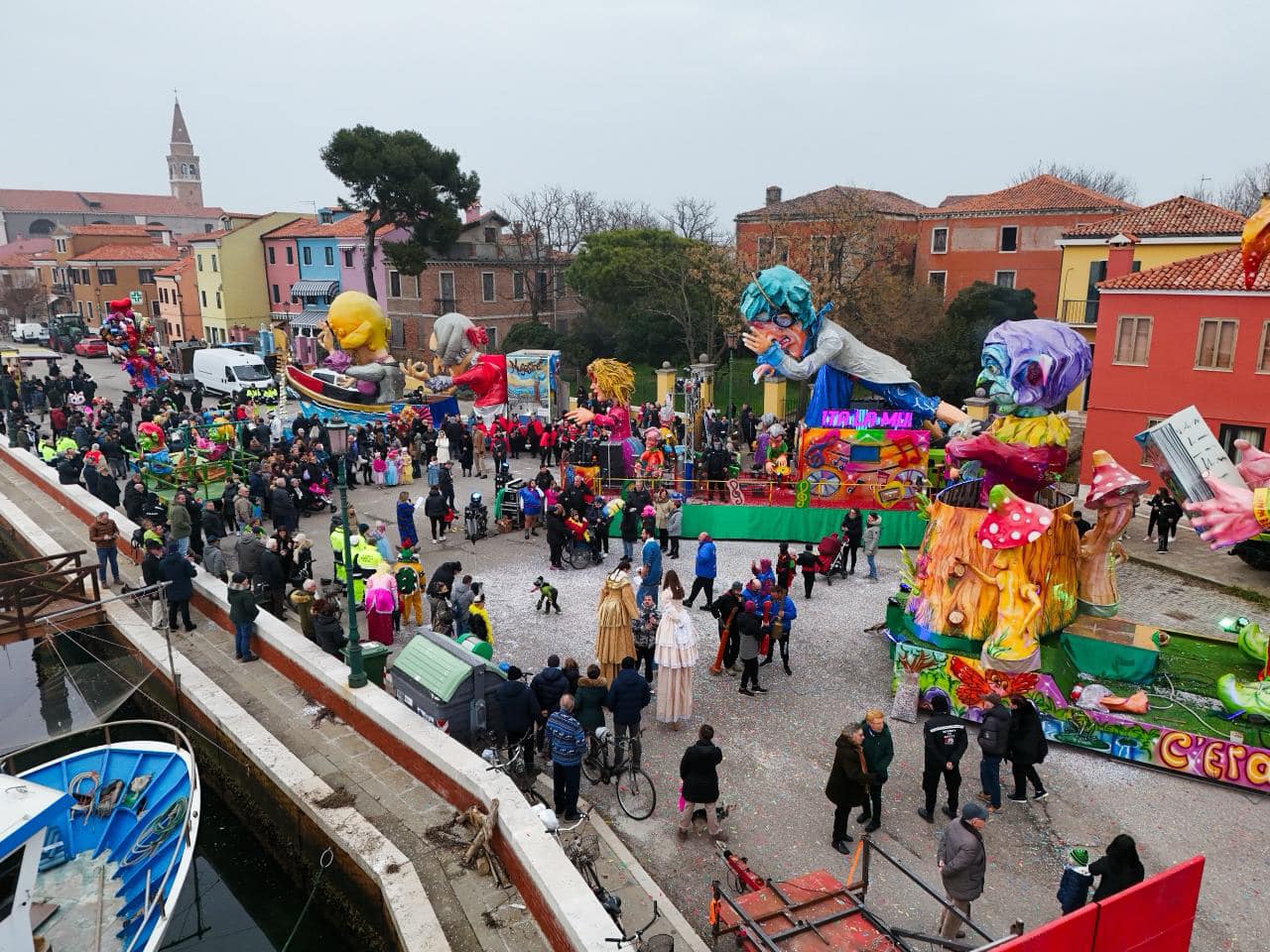 Sfilata di carri allegorici a Pellestrina