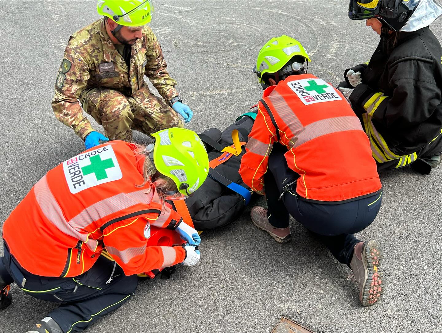 Due paramedici, un militare e un vigile del fuoco soccorrono una persona imbarellata