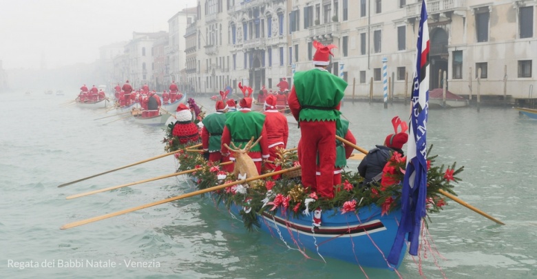 Barche sul Canal Grande con a bordo vogatori vestiti da Babbo Natale