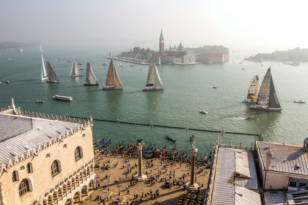 Vista dall'alto: imbarcazioni in regata nel bacino di San Marco (Venezia). In primo piano scorcio di Palazzo Ducale