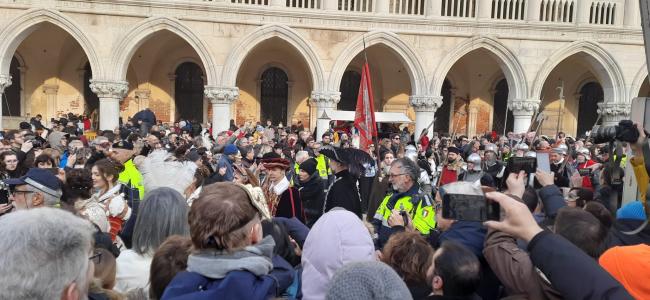 Venezia 2025. Volontari impegnati tra la folla al carnevale