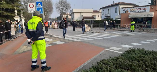 Carnevale 2025 Volontari a supporto della popolazione nei passaggi pedonali per il passaggio dei carri mascherati