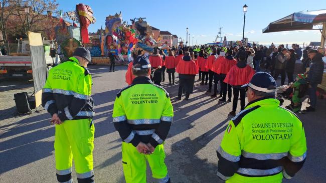 Carnevale 2025 Volontari in coda ai carri mascherati